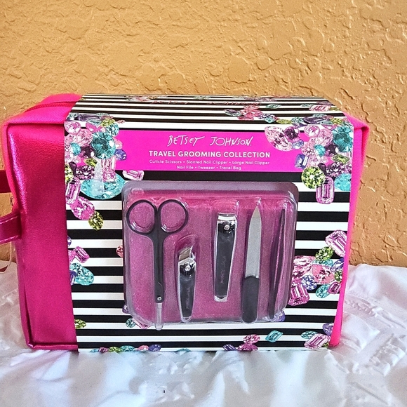 Betsey Johnson Other - BETSEY JOHNSON TRAVEL GROOMING COLLECTION